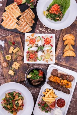 Şiş kebap, humus, evin kümesinden Kızarmış sosis, Arap düz kek ve bir sambusika