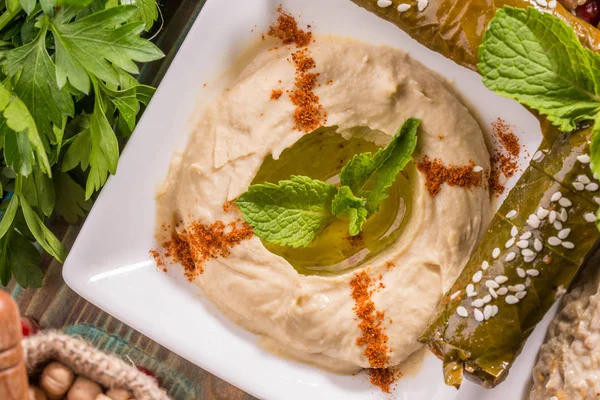 Pass Hummus mit Gemüsedolma, Grünzeug, wird auf dem Pass zu einem Teller serviert — Stockfoto