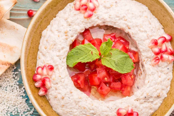 Auberginen auf Kohlen mit Sesampaste und Granatapfelkörnern gebacken — Stockfoto