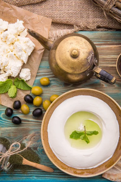 Ljabni. traditioneller Hüttenkäse mit Zusatz von Olivenöl — Stockfoto
