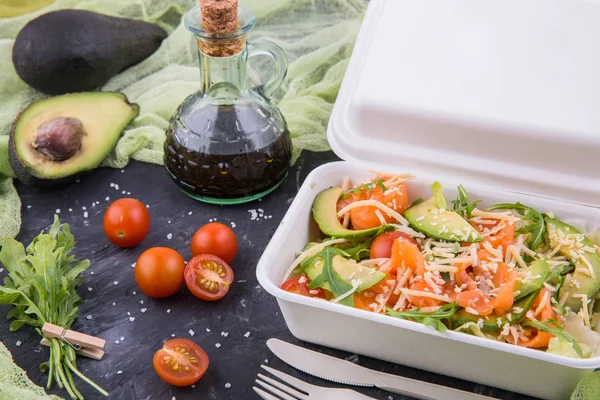 Ensalada de salmón y aguacate. La ensalada consiste de la rúcula, la ensalada del iceberg, los tomates de guinda, el queso parmesano y la salsa —  Fotos de Stock