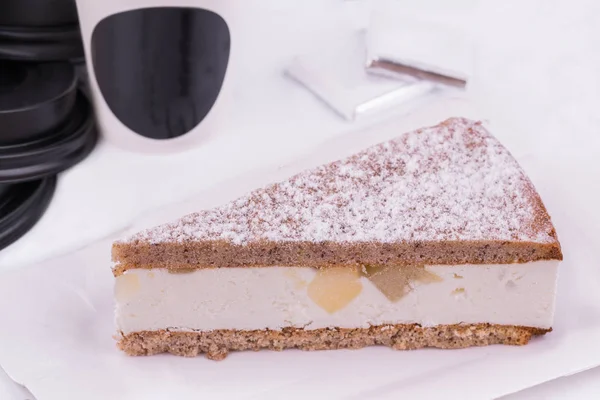 Αχλάδι ρικότα κέικ. Ένας συνδυασμός μπισκότου με άρωμα φουντούκι, κρέμα από ανθότυρο και κομμάτια από ένα ζουμερό αχλάδι — Φωτογραφία Αρχείου