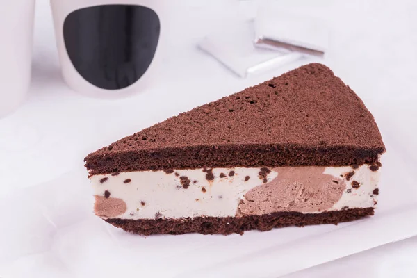 Cake of a strachatell. A white and black biscuit with gentle cream, in a droplet of the Belgian chocolate — Stock Photo, Image