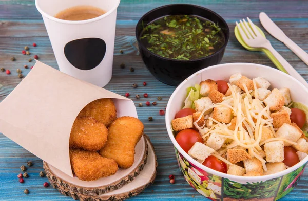 Enciende. Nagetsa de pollo, sopa de champiñones, Ensalada de César y vaso de café —  Fotos de Stock