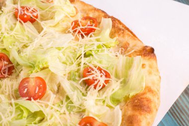 Bir parça tavuk göğsü ile Sezar'ın pizza ve parmesan peynir