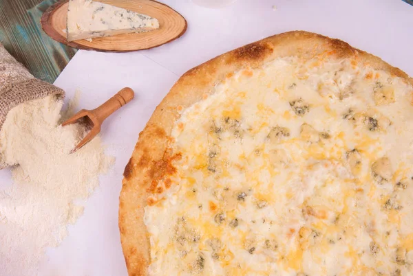 Pizza 4 kazen met kaas per mozzarella, Goudse kaas, ruwe Dorblu en kaassaus — Stockfoto