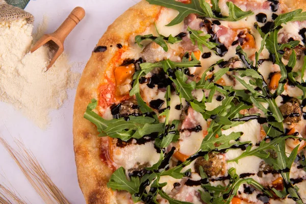 Toskana-Pizza mit Kirschtomaten, Truthahn, Rucola und Sahne — Stockfoto