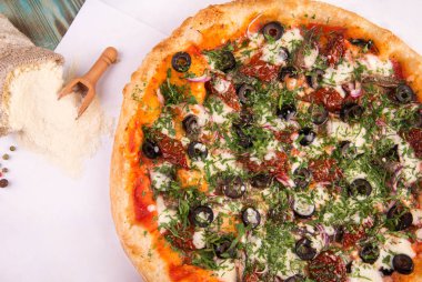 İtalya pizza ile kurutulmuş domates, peynir bir mozzarella, hamsi, domates sosu, kırmızı soğan