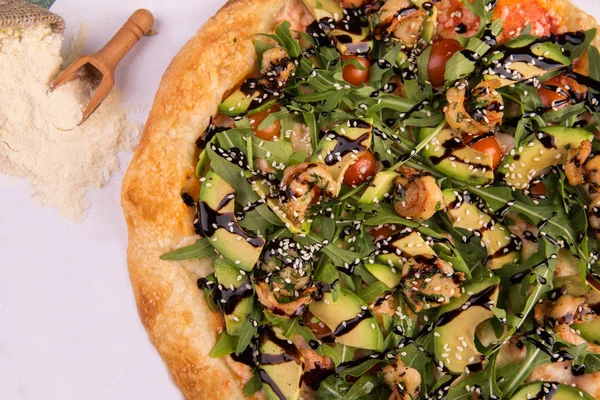 Avocado met garnalen, kaas Frankrijk pizza mozzarella, cherry tomaten, rucola — Stockfoto