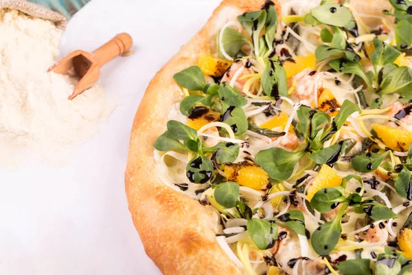 Stukje pizza met zalm, kaassaus, oranje filet, prei en haricot — Stockfoto