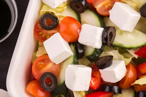 Salat und Eisberg mit Käse-Feta, Sauce, Gurken und Oliven — Stockfoto