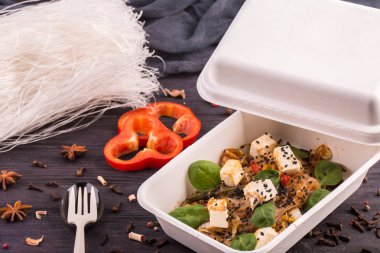 Pirinç Noodle ile tofu ve susam, genç ıspanak ve kuru