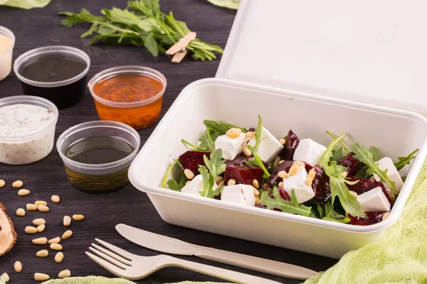 La ensalada de remolacha y queso al horno, se sirve con aceite de oliva —  Fotos de Stock