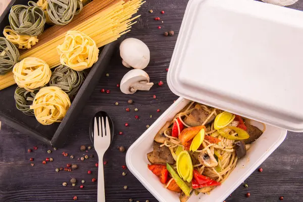 Groente spaghetti met aubergines, prei, paprika en champignons — Stockfoto