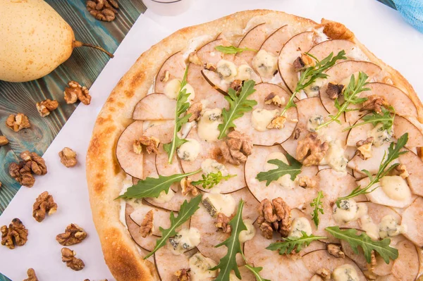 Dessert pizza met peer en citroen olie, walnoot en ruwe Dorblu — Stockfoto