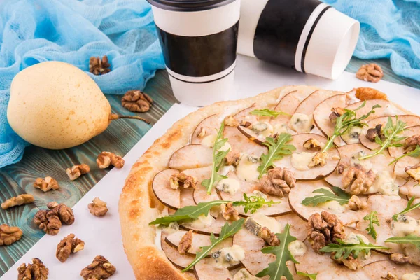 Pizza met peer en ruwe Dorblu met walnoten en citroen olie — Stockfoto