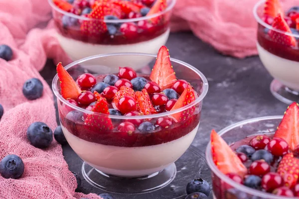 La golosina tierna y aérea tradicional italiana en base a la crema con la confitura casera de la producción propia — Foto de Stock