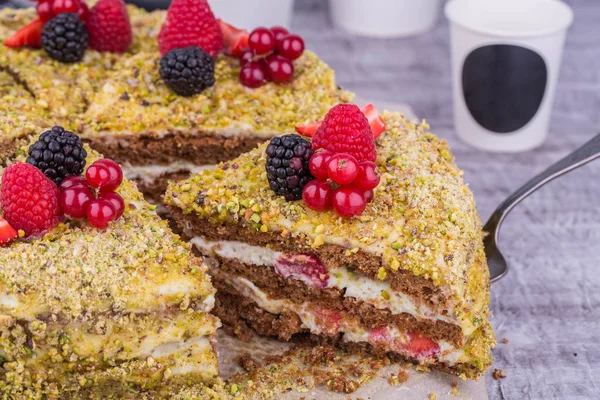 Pistazienkuchen mit frischen Beeren, Himbeeren und roten Johannisbeeren — Stockfoto
