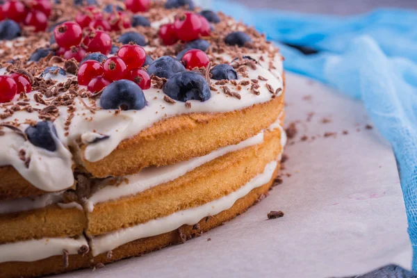 Der Kaffee-Kuchen mit frischen Beeren und einem sanften Keks bestreut geriebene Schokolade — Stockfoto