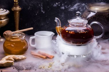 Siyah Hint Çayı ve Çin Pu-erh anisetree, kakule, tarçın, karanfil, zencefil ve karabiber ilavesi ile. Çay bal ve süt ile servis edilir