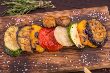 Bir ızgara, sebze iliği, soğan, kabak, domates ve mantar kızarmış sebze