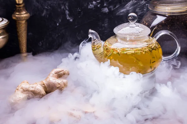 Освежающий и тонизирующий чай с ароматным цитрусовым букетом и приятной причинностью имбиря . — стоковое фото