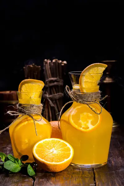 Limonade met segmenten van Oranje en mint. Wordt geserveerd in een grote en kleine glazen kan met ijs — Stockfoto