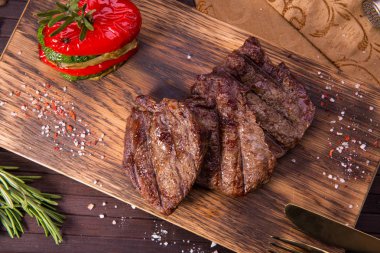 Bir ızgara yapılmış sebze ile sığır eti sığır filetosu