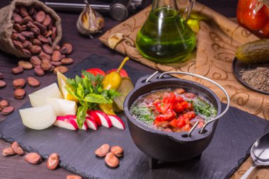 Arap tabak haşlanmış siyah fasulye, doğranmış domates ve maydanoz zeytinyağı ile garlick ve limon sos. 