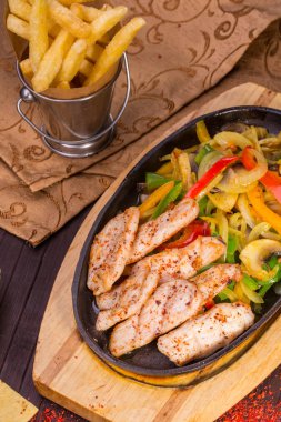 Adet soğan ve petrol, et kızarmış soya sosu ve baharatlar