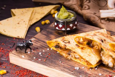 Kızarmış tortilla et doldurma ile petrol ve soğan ile servis edilir