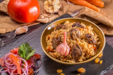 Pirinç pilavı haşlanmış sebze, soğan, havuç ve sarımsak ile bir kuzu etli