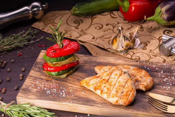 The chicken fillet made on a grill with paprika, a vegetable marrow and an eggplant — Stock Photo, Image
