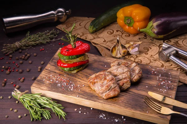 Patlıcan, sebze iliği ve kırmızı biber, domuz gelen sulu bir madalyon hazırlanan bir ızgara — Stok fotoğraf
