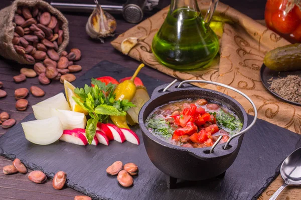 De Arabische schotel uit gekookte zwarte bonen, gehakte tomaten en peterselie in garlick en citroen saus met olijfolie. — Stockfoto