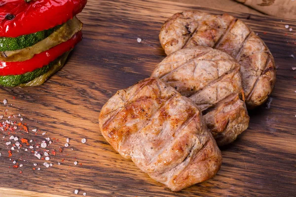 Kırmızı biber, sebze iliği ve patlıcan ızgara yapılmış domuz