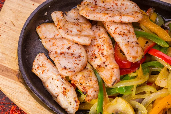 Die in Gewürzen und Sojasauce gebratenen Fleischstücke werden mit Paprika und Zwiebeln serviert — Stockfoto