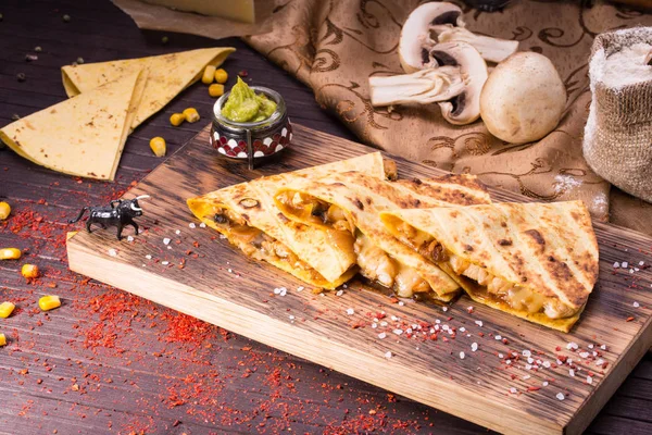 Vlees met champignons en uien, tortilla wordt geserveerd met saus — Stockfoto