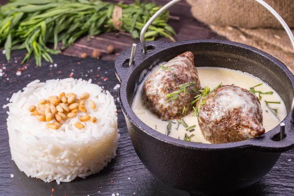 Kött köttbullar bakas i sura-mjölk sås serveras med kryddig ris — Stockfoto