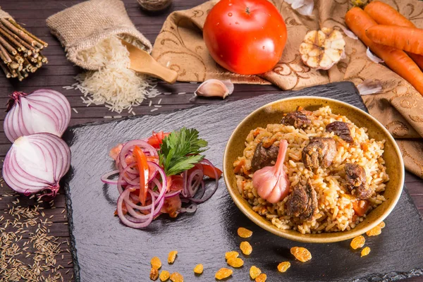 Pilaf, mit Lammfleisch, Reis und Gewürzen, mit Karotten und Zwiebeln — Stockfoto