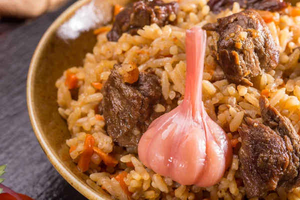 Beránek s dušenou rýží, s česnekem a kořením, s mrkví a zeleninou — Stock fotografie
