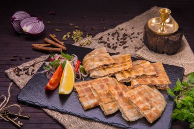 Kömürlerin forcemeat gelen koyun eti ile kızarmış Arap düz kek