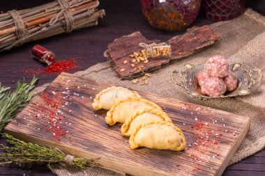 Koyun eti forcemeat ve çam fıstığı pies, derin kızarmış