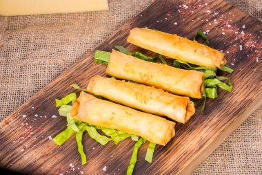 Tokmaklar, derin, kızarmış peynir ve susam doldurma ile