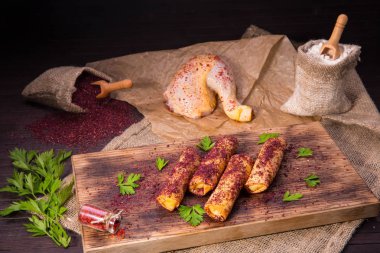 Tokmaklar tavuk fileto, soğan ve baharat ile