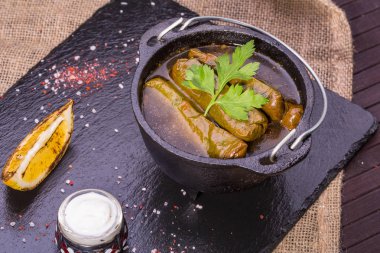 Dolma et. Doldurma pirinç ve koyun eti ile marine edilmiş yaprak