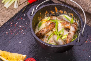 Peynir soslu dana sosis sebze ve Yeşiller ile servis edilir