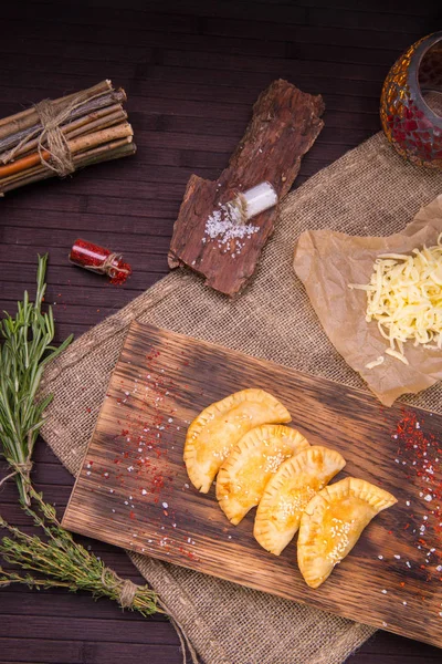 Hausgemachte arabische Käse- und Sesampuderkuchen, frittiert — Stockfoto