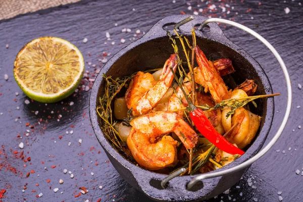 Los camarones fritos con ajo y romero, el pimentón ahumado español y un tomillo — Foto de Stock