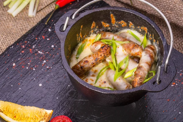 Peynir soslu dana sosis sebze ve Yeşiller ile servis edilir